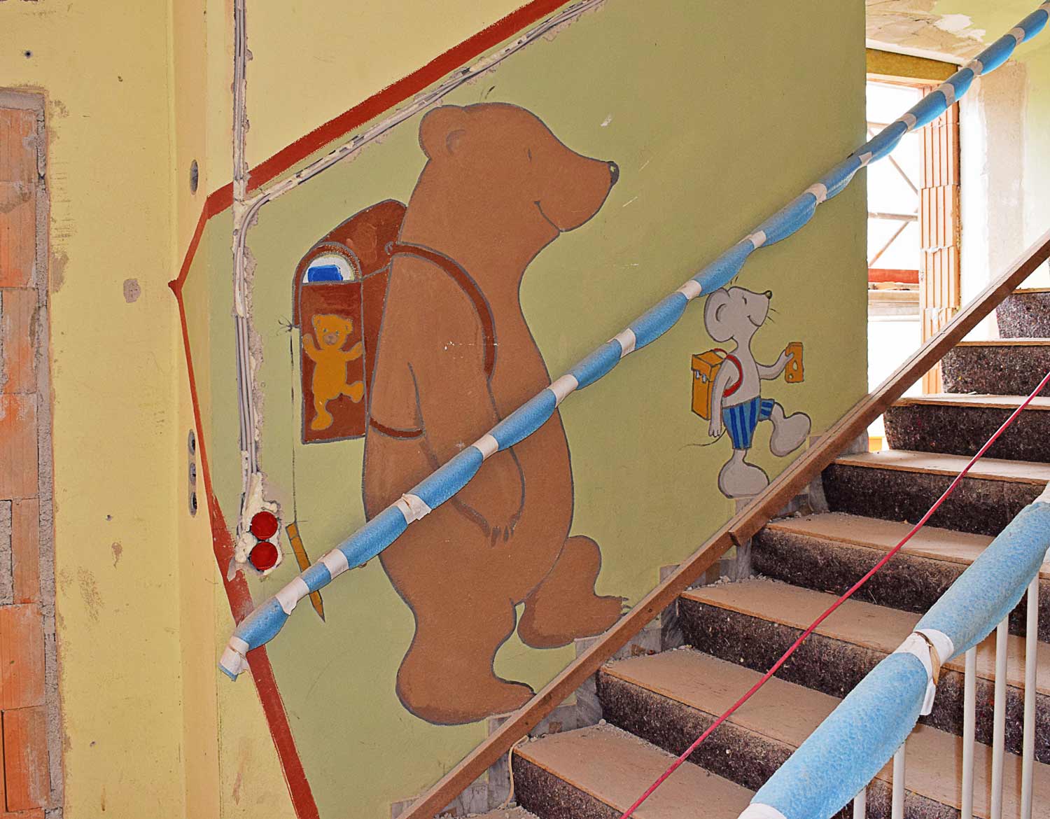 Bär und Maus im Treppenhaus, eine Malerei im Treppenhaus des Törringer Vereinsheims