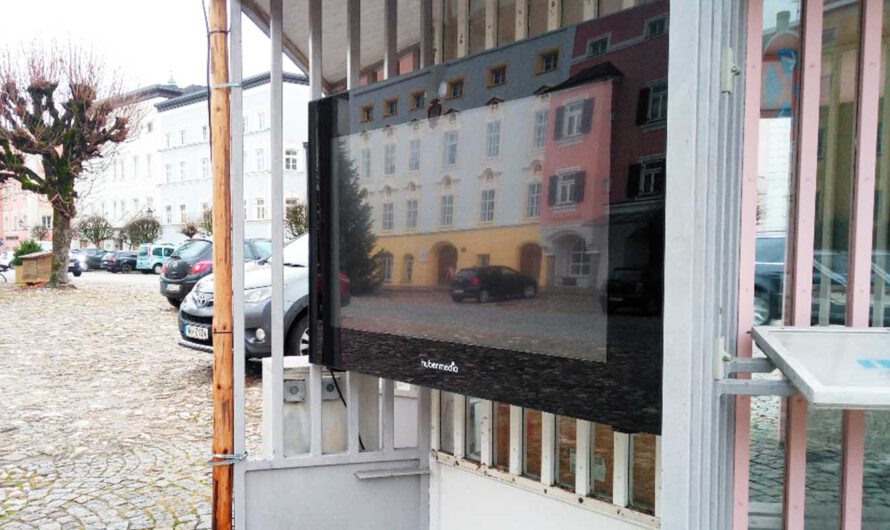 Neuer Info-Point: Digitale Anschlagtafel am Stadtplatz aufgestellt