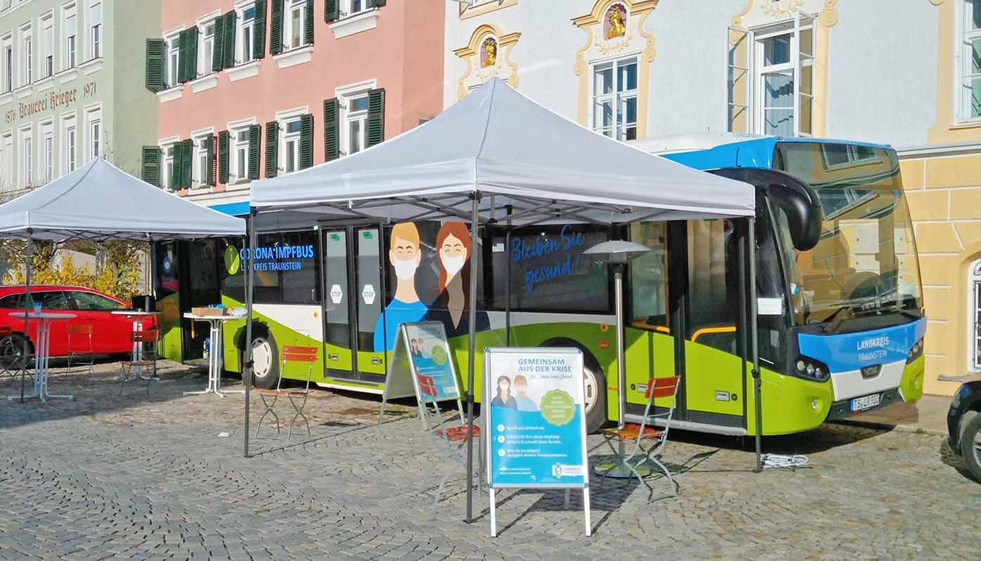 Der Impfbus des Landkreises Traunstein steht in Tittmoning vor dem Rathaus
