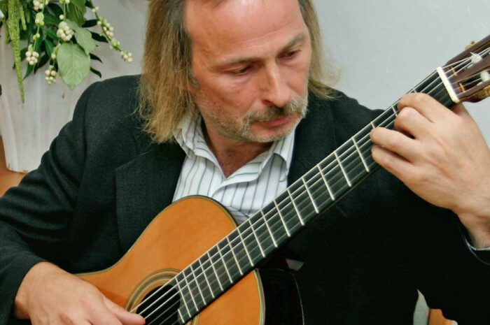 Jakob Pürtinger spielt klassische Gitarre im Geiselbrechtinger am Stadtplatz