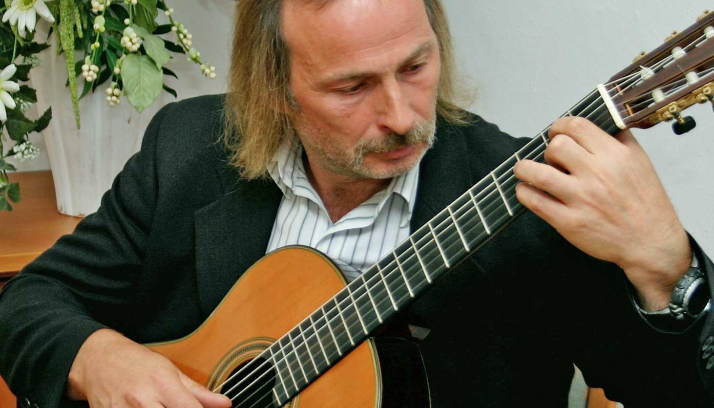 Jakob Pürtinger spielt klassische Gitarre im Geiselbrechtinger am Stadtplatz