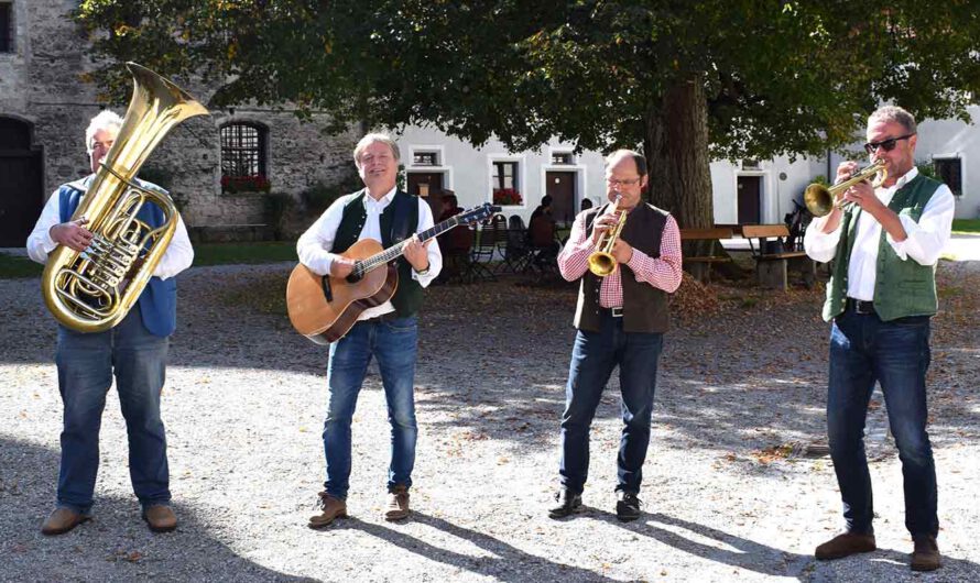 Platzkonzert-Saison startet – „G’mahde Wies’n“ spielt zum Frühschoppen in Kirchheim