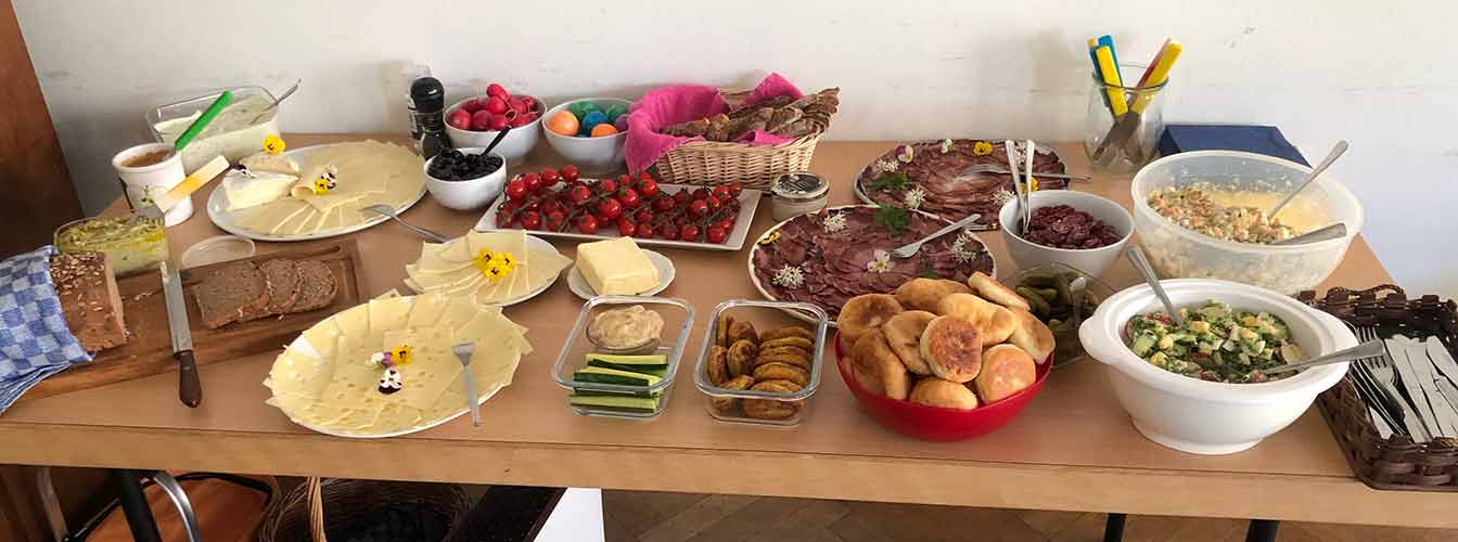 UkrainerInnen und Einheimische hatten gemeinsam ein einladendes Büffet mit reichlich Kuchen und Brotzeit bestückt.