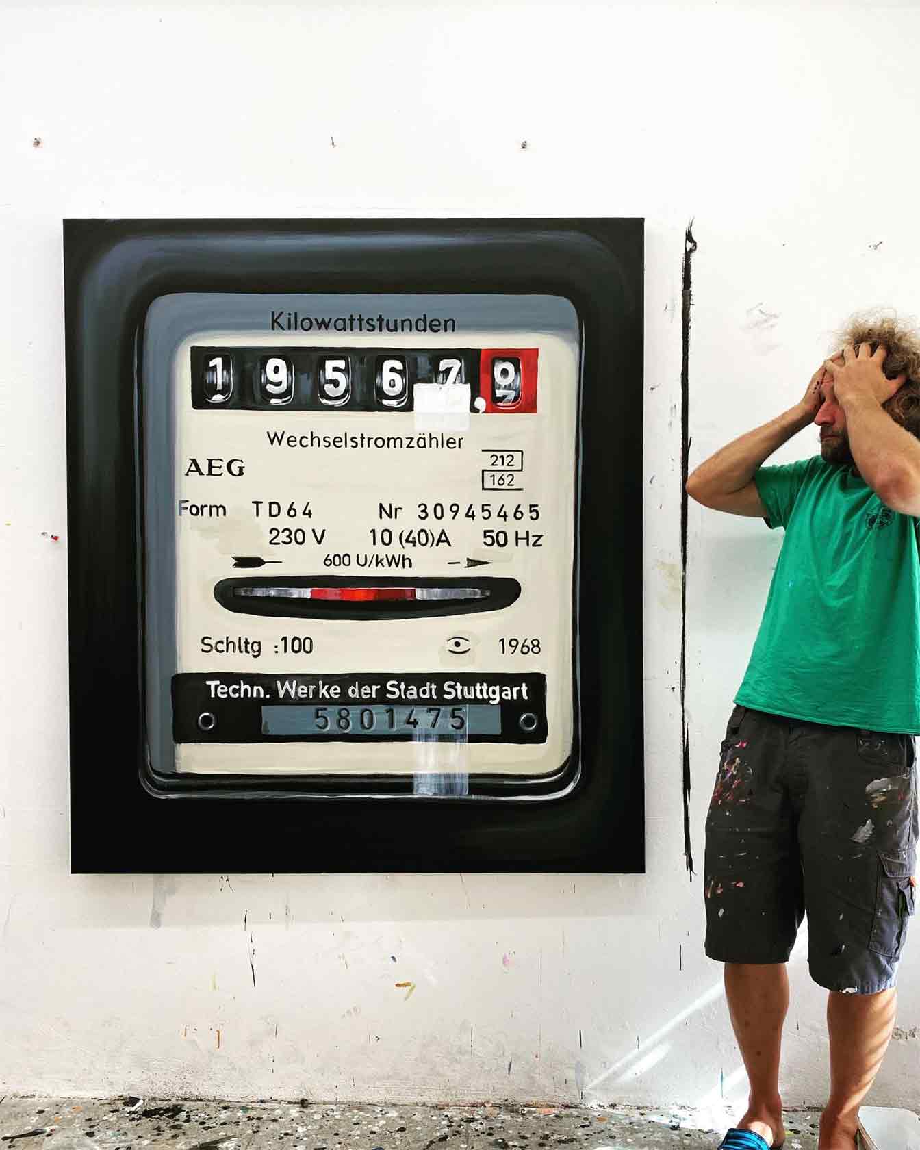 Toninho Dingl mit seinem Gemälde „Der große Stromverzähler“