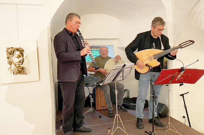 Trio Talata spielt beim Platzkonzert