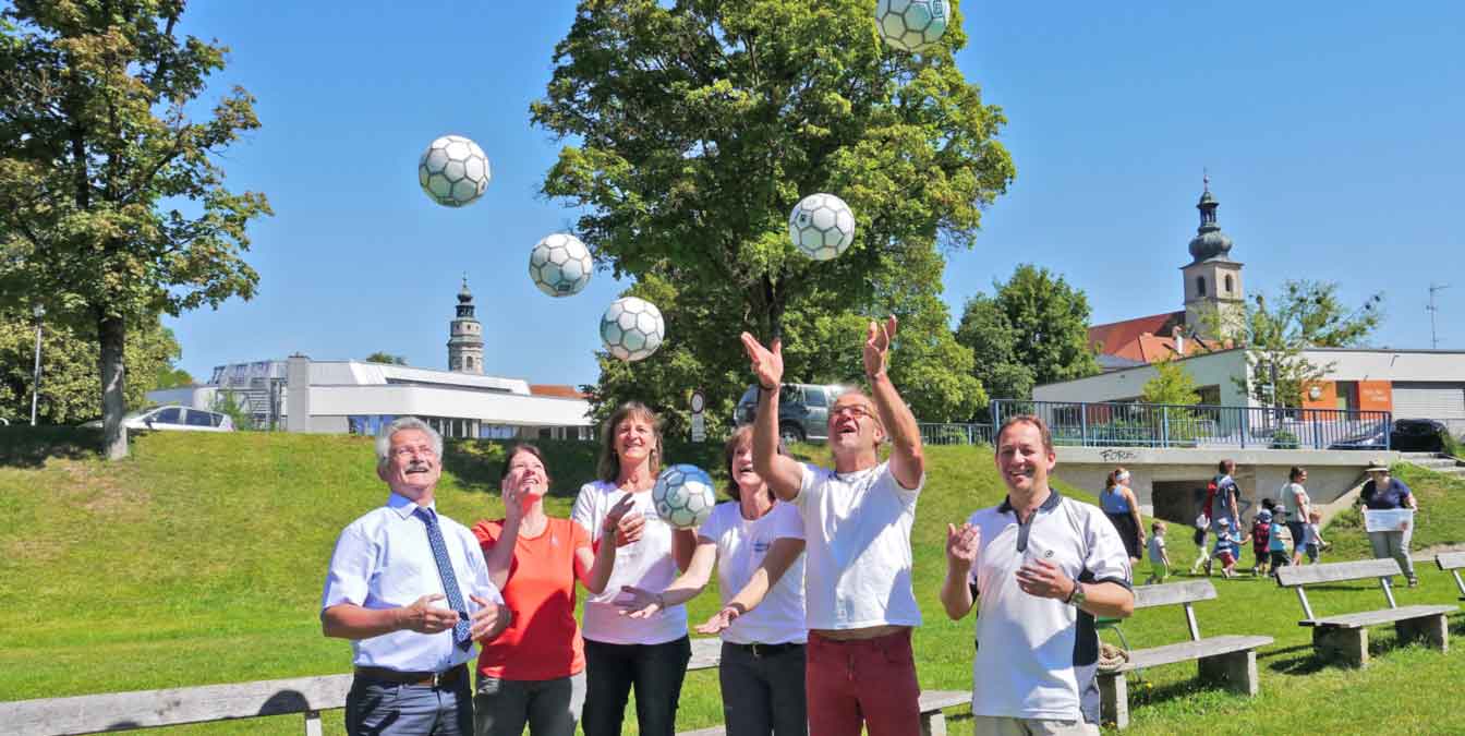 Fair Play im Bereich Fußball: Übergabe der Fairtrade-Bälle in Tittmoning am alten Sportplatz