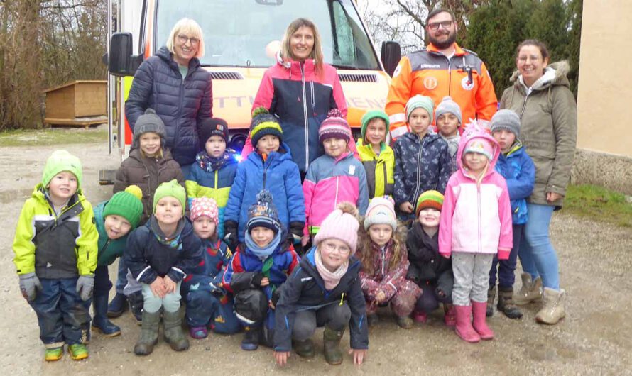 Blaulicht und Spielzeugautos: Sanka und Verkehrswacht zu Besuch im Kindergarten Asten