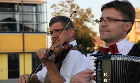 Duo „As Time Goes By“ spielt im Burghof