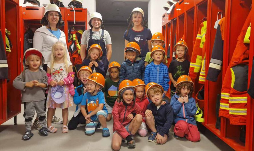 Mit Helm und Löschschlauch – Kindergärten Tittmoning und Asten treffen örtliche Feuerwehren