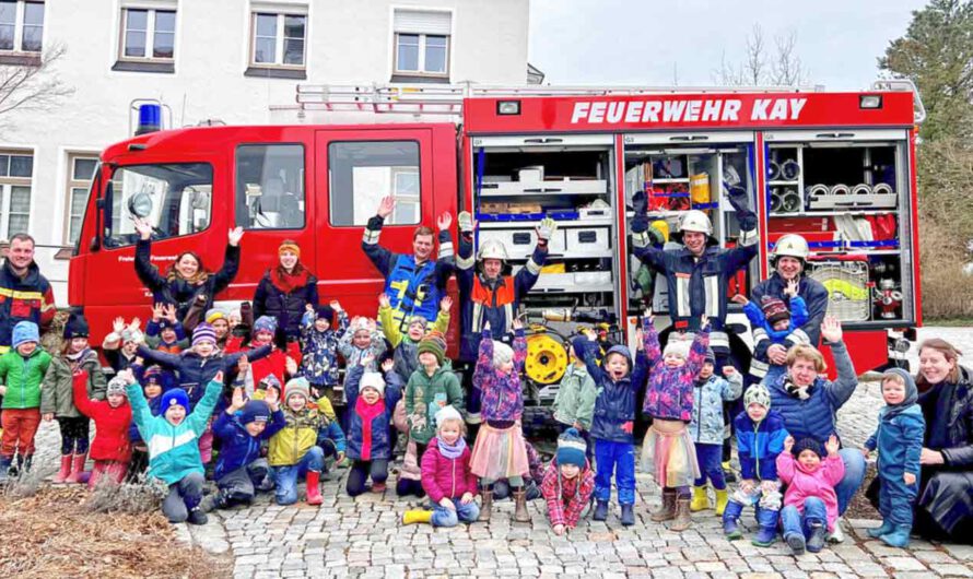 Helden der Feuerwehr zu Besuch im Kindergarten