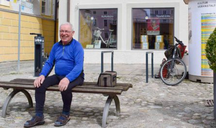 Neue E-Bike-Ladestation vor der Tourist-Info Tittmoning