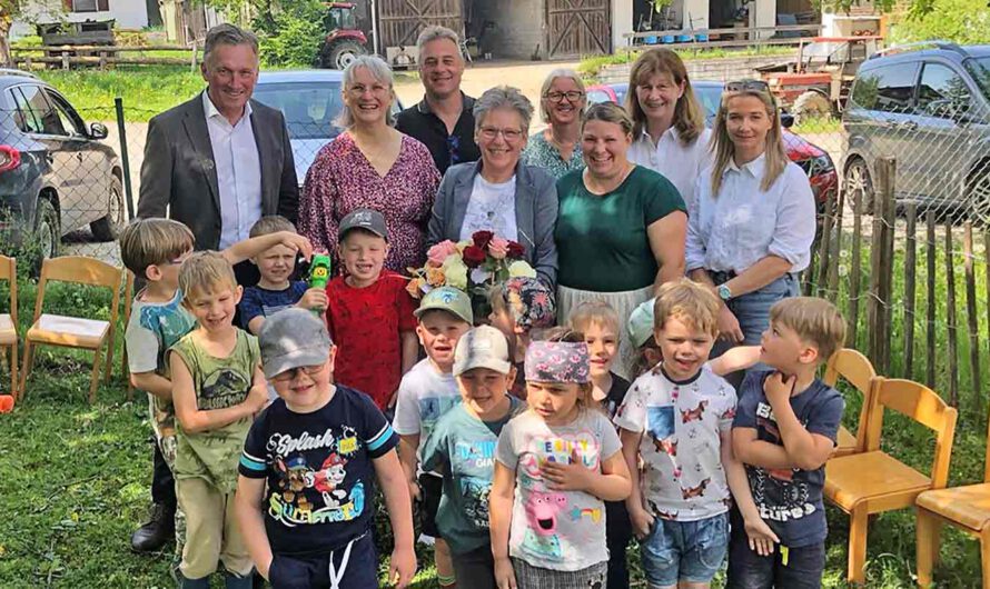 Kindergarten Törring verabschiedet Gabi Fuchs mit Seifenblasen und Kuchenherz