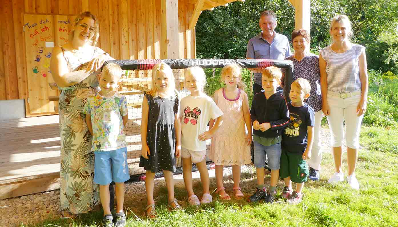 Spende: 2 Fußballtore für Kindergarten Asten