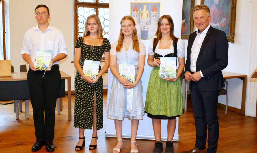 Hervorragende Schulabschlüsse: Beste Schüler im Rathaus geehrt