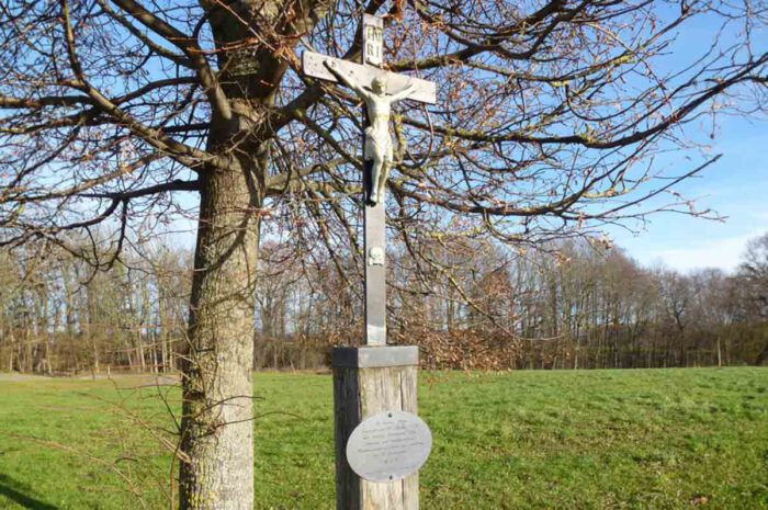 Ein Kreuz am Wegrand und seit letztem Jahr eine Gedenktafel an der Friedhofsmauer erinnern in Kay an Ferdinand Joly (1765-1823).