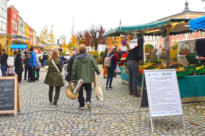 Bauernmarkt am Stadtplatz Tittmoning im Herbst 24