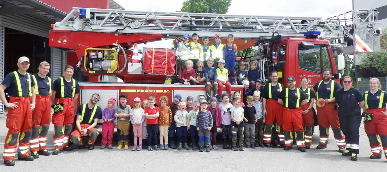 Feuerwehr mit Team bei Kinderarten Tittmoning