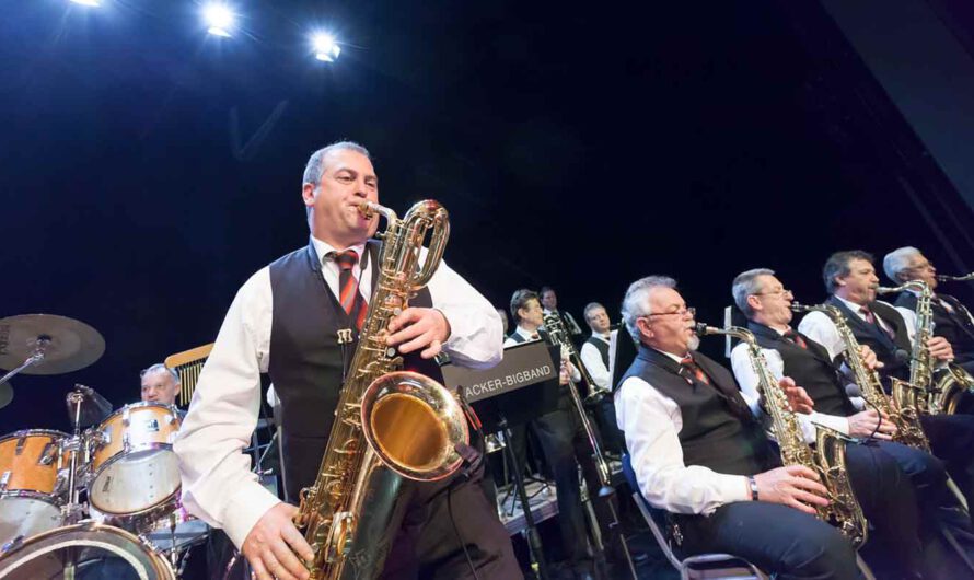 Wie zur Zeit der großen Big Bands: Tanzabend im Burghof mit der WACKER-BigBand