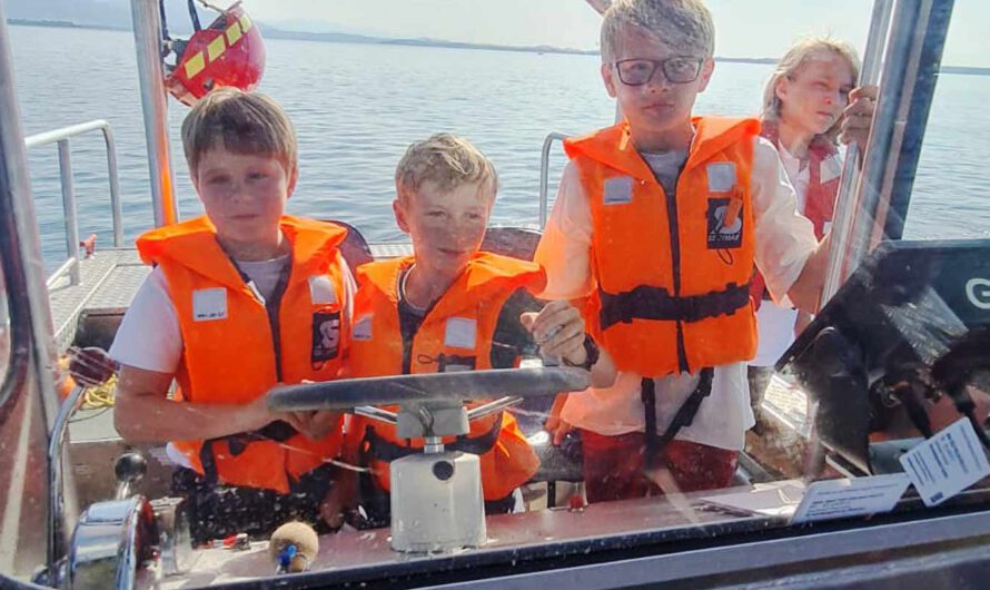 BRK-Jugendgruppe Tittmoning zu Gast bei der Wasserwacht Chieming: Wichtige Lektionen rund ums Wasser